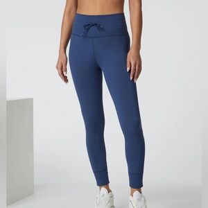 Vuori Daily Leggings in cosmo size XS